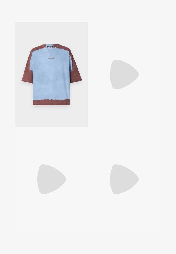 T-shirt à manches courtes et col rond avec un centre bleu clair, des manches et des bordures marron, et le texte « roberto cavalli » centré sur la poitrine.; Jean en denim bleu à coupe slim, avec des éclaboussures de peinture et un texte graphique coloré sur la jambe gauche. Couture contrastée le long des coutures.; Baskets blanches avec accents en daim beige clair, détails perforés, lacets plats et semelle en caoutchouc naturel. Présentent un logo rayé sur le talon.; Petit sac bandoulière en cuir beige avec bandoulière réglable, poche zippée à l'avant et motif répété du logo noir MCM.