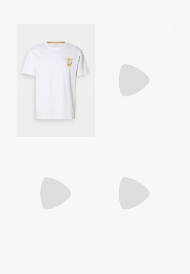 Witte katoenen T-shirt met korte mouwen, voorzien van een gekleurd grafisch patch met "NOTTING HILL" en een illustratie op de linkerkant van de borst.; Baggy denim jeans in een vervaagde blauwe en groene was. Heeft een knoopsluiting, riemlussen en zijzakken. Vlakke voorkant en rechte pijpen.; Bruine leren cowboylaars met een hoge schacht, spitse neus, ingewikkelde stikpatronen en een kleine hak. Gevarieerde afwerking overal.; Zwarte leren riem met een zilveren metalen gesp, een drukknop voor aanpassing en reliëfdetails op het leer. Overal een gladde textuur.