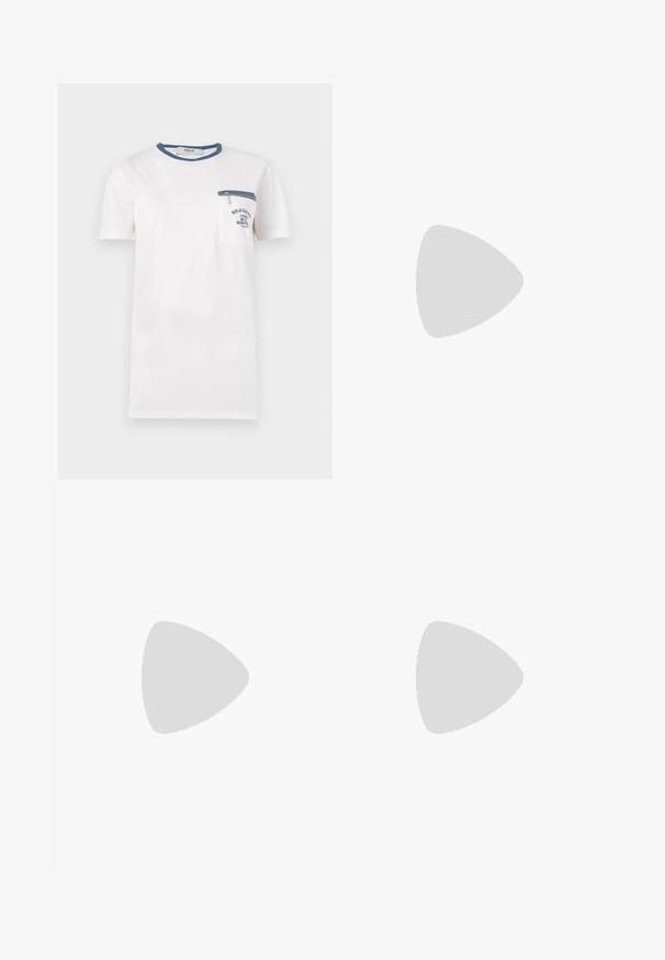 Wit T-shirt met korte mouwen met blauwe bies aan de kraag, borstzak met blauwe rits en donkerblauwe bedrukte tekst op de zak.; Lichtblauwe denim jeans met een slim fit. Kenmerken zijn een knoopsluiting, vijf zakken en een gewassen textuur op de dijen.; Benen met donkere geribbelde leggings gecombineerd met zwarte ballerina's met kleine strikdetails op een witte achtergrond.; Bourgondische handtas van glanzend materiaal, rechthoekige vorm, met twee schouderbanden en subtiele gebogen accenten aan de voorkant.