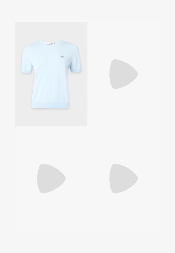 Pull en maille Lacoste bleu clair manches courtes avec col rond et petit logo crocodile brodé sur la poitrine gauche.; Shorts pour femme rose clair avec taille élastique, motif géométrique subtil, poches latérales et petit logo vert brodé sur la jambe gauche.; Baskets basses en suède bleu clair, vert foncé et beige avec semelle noire et lacets beiges, présentées de l'extérieur.; Sac à main en cuir bleu clair avec rabat arrondi, fermoir circulaire argenté et deux bretelles d'épaule sur un fond uni.