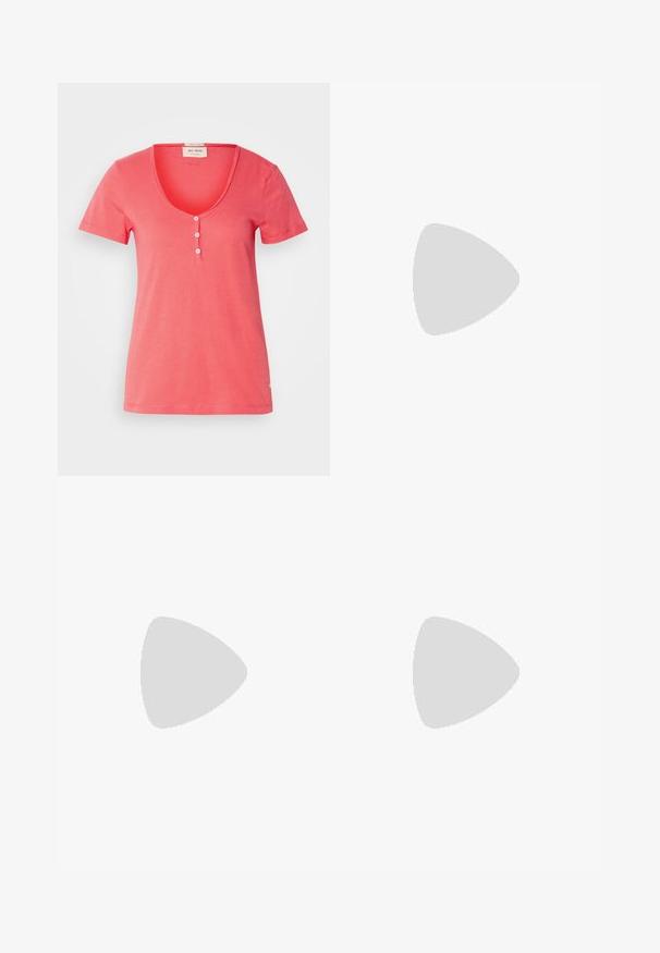 Korallenrosa T-Shirt mit Rundhalsausschnitt, kurzen Ärmeln und einer Knopfblende mit drei Knöpfen. Hergestellt aus weichem, leichtem Stoff.; Schwarze Denim-Jeans mit geradem Bein, ausgestattet mit Fronttaschen, einem Reißverschluss und dezenten Steppdetails. Der Stoff hat eine leichte Textur.; Schwarze Ankle Boots aus glänzendem Leder, mit einem eleganten Design, spitzer Zehenpartie und einem moderaten Blockabsatz für Stabilität.; Schwarze Leder-Umhängetasche mit zwei Schulterriemen, versehen mit einem floralen Seidenschal, der am Griff gebunden ist, sowie einem metallischen Logoakzent auf der Vorderseite.