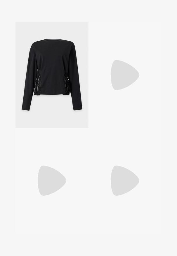 Sort langærmet top med rund halsudskæring og snøredetaljer på begge sider med blondeindsatser.; Mørkvaskede jeans med brede ben, let falmede lår, klassisk fem-lomme design og synlige stikninger, lagt fladt på en hvid baggrund.; Sorte ankelstøvler med en kraftig sål, lavet af glat læder, med elastiske sidepaneler og en blokhæl, parret med mørke denimbukser.; Sort læderhåndtaske med en samlet topdesign, der har to korte håndtag og en lang justerbar rem. Glat overflade, rund form.