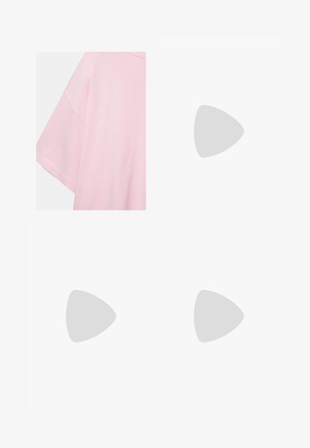 Lichtroze shirt met korte mouwen, een ronde hals en zichtbare naden op de mouwen en schouderpartijen.; Witte geplooide minirok met een trekkoord in de taille en zachte, gestructureerde stof, plat uitgespreid op een witte achtergrond.; Roze sportieve schoenen met lichtblauwe strepen, ronde neuzen en dikke roze veters, gecombineerd met roze trainingsbroeken met witte zijstrepen.; Zwarte leren handtas met een rechthoekige vorm, voorzien van een enkele gestructureerde handgreep, zilveren hardware en ritsluiting. Gladde textuur.