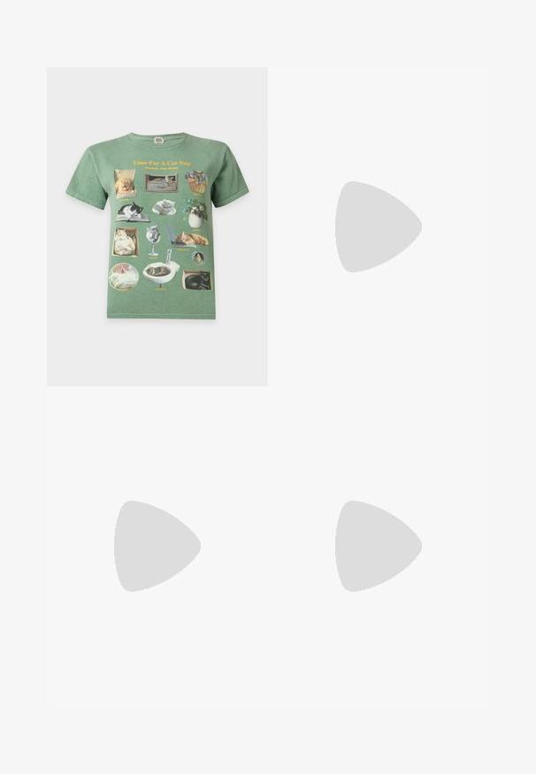 Camiseta verde con ilustraciones de gatos durmiendo en varios lugares y texto que dice "Time For A Cat Nap, Snooze and Mews."; Jeans de mezclilla azul con un corte ajustado, cintura alta, piernas rectas y detalles cosidos. Cuenta con un cierre de botón y cremallera. Sin adornos adicionales.; Zapatilla deportiva de lona rosa con un logotipo de estrella turquesa, puntera de goma blanca y detalle de raya negra en la suela. Presenta un diseño con cordones.; Collar de cuentas de lavanda con un colgante en forma de letra 'S' blanca y cierre de plata. Presenta una delicada cadena para ajustar.