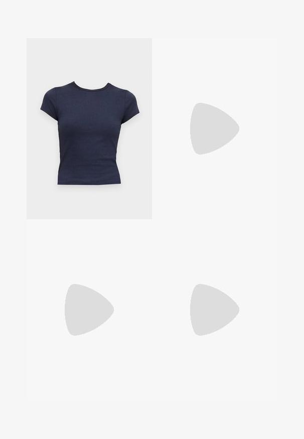 Marineblå, tætsiddende t-shirt med korte ærmer og rund halsudskæring, vist mod en ensfarvet lys grå baggrund.; Hvide bomulds bredbenede bukser med et klassisk femlomme-design og metalknaplukning, der har subtile syningsdetaljer.; Sorte læder knæhøje støvler med spidse tæer og slanke stiletto hæle, glat tekstur, sideprofil på neutral baggrund.; Quiltet blå håndtaske med et buet håndtag og lynlås lukning, der har præget branding og et blødt, tekstureret stof.