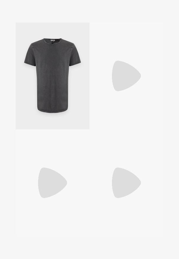 Graues Kurzarm-T-Shirt mit rundem Ausschnitt, aus weichem Stoff gefertigt, mit leicht abgerundetem Saum und sichtbaren Nähten.; Blaue Denim- Schlagjeans mit normaler Taille, zwei Fronttaschen und leichter Abnutzung. Der Stoff hat eine weiche Textur und traditionelle Nähte.; Schwarzer Lederloafer mit glatter Textur, spitzer Zehe und einem dekorativen Riemen über dem Rist. Leichte Sohle, minimalistisches Design.; Schwarzer Leder Gürtel mit glatter Textur, silberner rechteckiger Schnalle und einer Schlaufe für das Ende. Verfügt über eine saubere Naht entlang der Kanten.