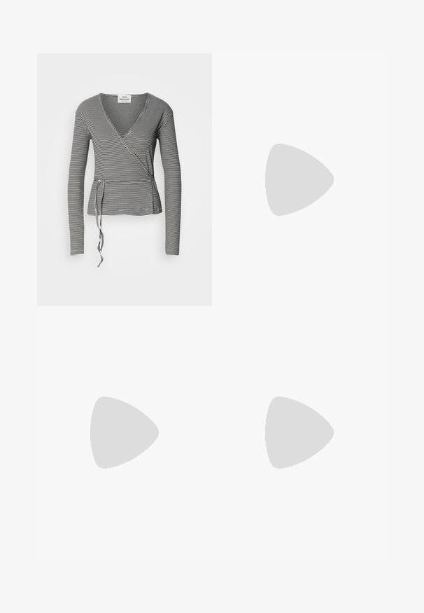 Top de manga larga en rayas blancas y negras, con escote en V, dobladillo peplum y detalle atado en la cintura. Textura de tela suave.; Jeans de pierna ancha en denim gris oscuro. Presentan una cintura alta, un diseño tradicional de cinco bolsillos y un dobladillo limpio sin embellishments.; Zueco de cuero negro con una correa ancha y detalle de hebilla de latón. Presenta una suela de goma texturizada con acentos de costura amarilla.; Bolso hobo de cuero negro con una textura suave y brillante y un diseño de parte superior redondeada y abierta. Cuenta con una amplia correa curvada para llevar. Sin hardware visible.