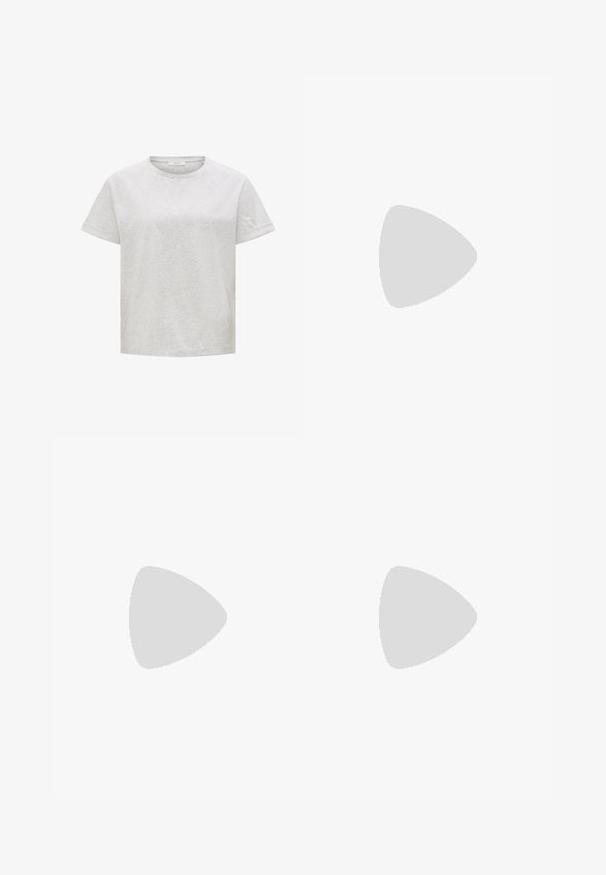 Graues Baumwoll-T-Shirt mit entspannter Passform, kurzen, gerollten Ärmeln und Rundhalsausschnitt. Glatte Textur mit minimalistischem Design, ohne Muster oder Grafiken.; Helle grüne, schmal geschnittene Baumwollhosen mit glatter Textur, die Vordertaschen, einen Knopfverschluss und dezente Nähdetails aufweisen.; Einzelne hellbeige Gummi-Zehensandale mit strukturierter Fußsohle und Y-förmigem Riemen vor einfachem grauem Hintergrund.; Schwarze rechteckige Sonnenbrille mit dunkel getönten Gläsern, dickem Kunstrahmen und breiten Bügeln. Glatte Oberfläche und kantiges Design.