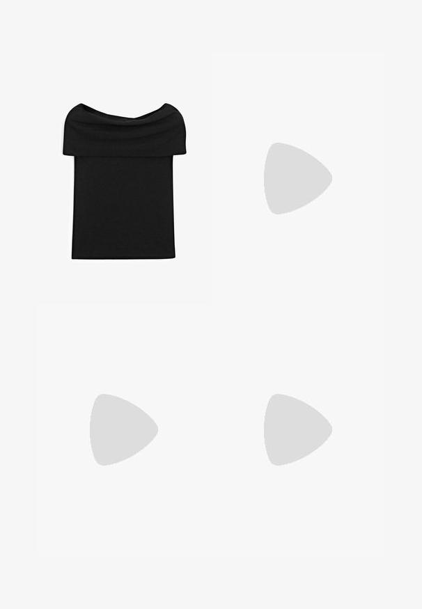 Sort off-shoulder top med foldet halsudskæring, lige snit, lavet af glat stof, vist fladt mod en hvid baggrund.; Lyseblå denimjeans med lige ben, featuring høj talje, fem lommer og slidte detaljer i kanten.; Sorte gummiklipper med ventilationshuller, hævet hæl og justerbar rem. Glat tekstur og rund form.; Sølvmetallic håndtaske med en trekantet form, glat overflade og en tynd, justerbar skulderrem. Har et fold-over design med syninger.