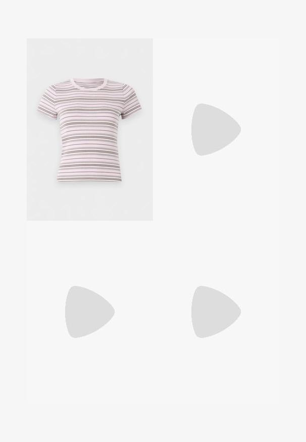 T-shirt ajusté manches courtes rose clair avec des rayures horizontales fines et épaisses marron, col rond, présenté sur un fond blanc uni.; Mini-jupe en denim marron avec poches avant, passants de ceinture et double fermeture à boutons sur un fond clair uni.; Bottine en cuir marron foncé hauteur genou avec un talon large et un détail de sangle décorative sur le côté, présentée sur un fond clair uni.; Sac à main rectangulaire en cuir marron foncé avec deux anses en boucle et une fermeture à rabat sur un fond clair uni.
