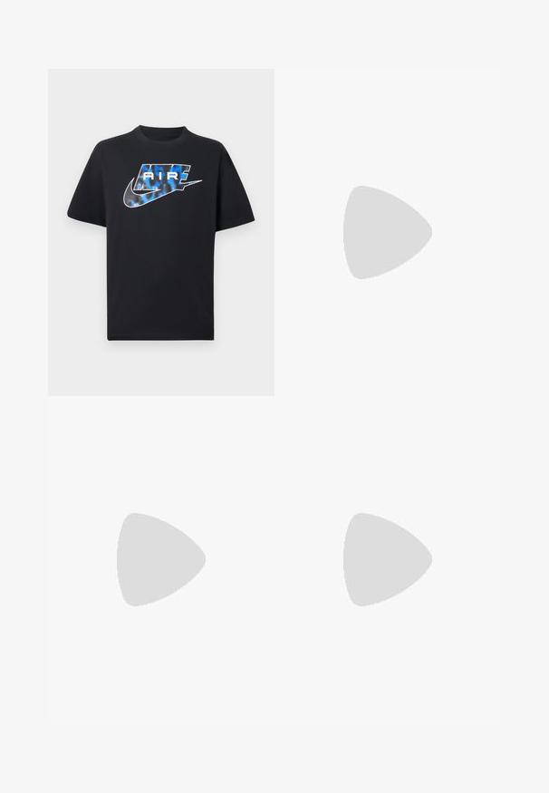 Zwart kortermig T-shirt met een blauw-witte gestileerde tekst "AIR" en het Nike swoosh-logo op de borst.; Grijze sweatpants van zacht materiaal met een elastische tailleband, taps toelopende benen, zijpanelen en een ronde logo patch.; Zwarte Nike Air Force 1 sneaker die boven een roze betonnen richel zweeft met een grijze stenen achtergrond, met zij- en bovenzijde details.; Zwarte stoffen schoudertas met een gestructureerde buitenkant, verstelbare schouderband en trekkoordsluiting. Voorzien van gedurfde stiksels en een zijlabel.