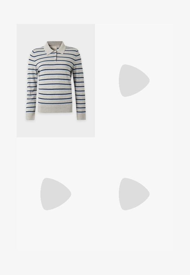 Poloshirt met lange mouwen met horizontale lichtblauwe en donkerblauwe strepen op lichtgrijze stof en een grijze kraag met twee knopen.; Witte wijde spijkerbroek van denim, met een sluiting met vooraan een knoop, vijf zakken en een gladde textuur zonder zichtbare patronen.; Benen met donkere geribbelde leggings gecombineerd met zwarte ballerina's met kleine strikdetails op een witte achtergrond.; Even&Odd Handtas - brown