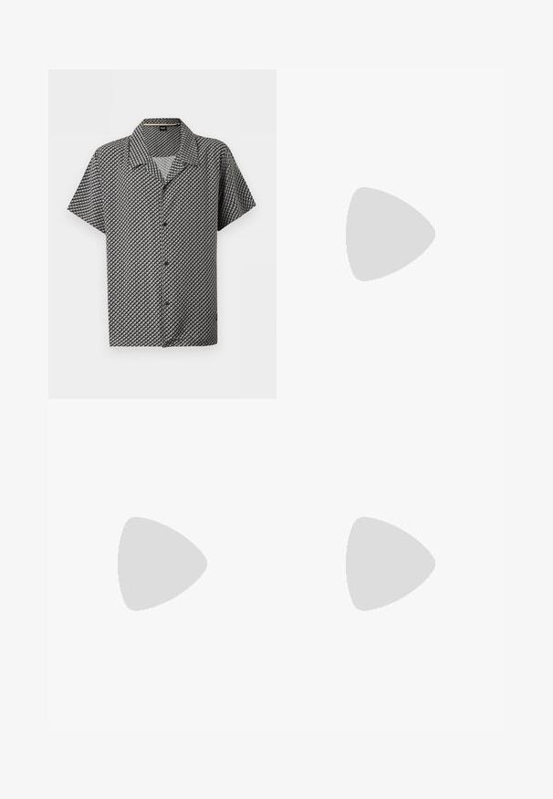 Chemise à manches courtes boutonnée avec motif géométrique en grille noir et gris, col pointu et trois boutons visibles sur le devant.; Short noir longueur genou avec taille élastique, fermeture par bouton, cordon et passants de ceinture, posé à plat sur un fond clair.; Sandale noire BOSS type tongs sur un tapis beige avec une grande table ronde couleur ambre en arrière-plan.; Sac cabas noir avec poche zippée à l'avant et double poignée, posé sur un fond clair uni.