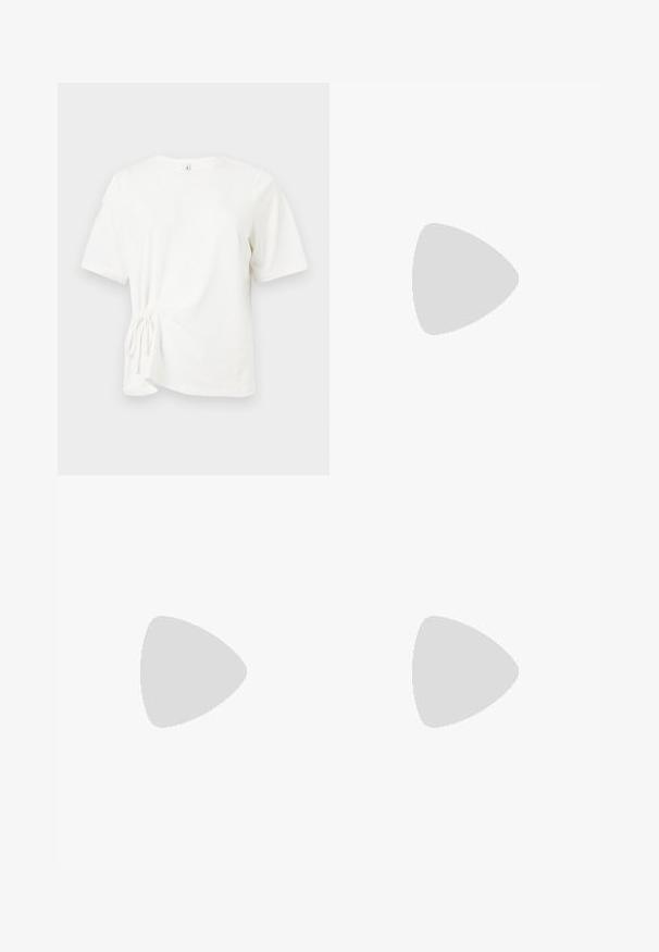 Witte katoenen T-shirt met korte mouwen, ronde hals en een detail van een geplooide knoop aan de linkerkant. Soepele textuur en reguliere pasvorm.; Lichtblauwe denim jeans met een flare-pasvorm, hoge taille en minimale hardware. Kenmerken zijn de klassieke vijfzak-stijl en subtiele stiksels.; Benen met donkere geribbelde leggings gecombineerd met zwarte ballerina's met kleine strikdetails op een witte achtergrond.; Kleine zwarte glanzende handtas met twee lange hengsels en zijkant trekkoord details op een effen lichte achtergrond.