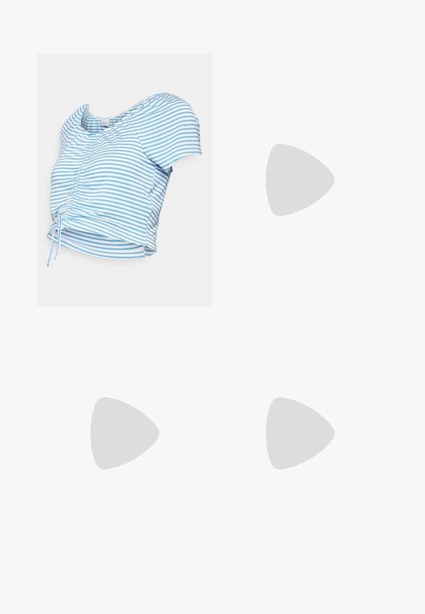 MAMALICIOUS MLGISELE CROP TOP - Camiseta estampada - snow white; Pantalones de maternidad negros con canalé, que cuentan con una cinturilla ancha y elástica y un diseño de pierna ancha y suelta. La tela es suave y tiene una textura sutil.; Sandalias de cuero blancas con correas ajustables con hebilla, suela de plataforma negra en capas y detalle de costura naranja a lo largo del borde.; Un par de gafas de sol rectangulares con montura translucida azul clara y lentes gris oscuro, que cuentan con patillas rectas y detalles de hardware mínimos.