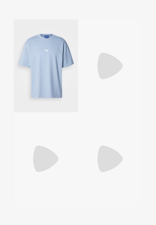 T-shirt bleu clair à manches courtes en coton, avec un col rond et un logo rectangulaire blanc au centre à l'avant.; Jeans bleu clair taille haute à jambes droites, avec poches avant, passants de ceinture et fermeture par bouton.; Sneaker blanche avec une finition en cuir lisse, bout rond, quatre œillets, perforations subtiles et un détail de logo rouge sur le côté.; Sac fourre-tout noir en tissu doux, avec deux poches avant et des anses robustes. Logo affiché sur le côté. Design simple et fonctionnel.