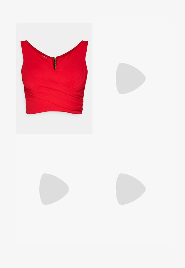 Rød crop top lavet af blødt stof med en dyb V-udskæring, forsynet med et skrå omslagdesign og en synlig guld lynlås foran.; Rød strikket nederdel med en tætsiddende pasform, der har en sideslids og en kant, der sidder lige over midt-lår. Glat tekstur, enkel konstruktion.; Hvide platform-sandaler med en klodset hæl, der har et satin-overdel med en knude-detalje og en spænde ved anklen.; Guldtonet ring med to sammenflettede bånd; toppen er poleret og reflekterende, mens bunden har en mat finish.