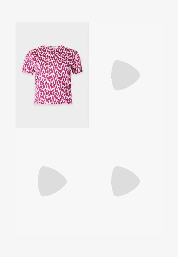 Crop top à manches courtes avec motif abstrait en boucle rose et blanche et encolure ronde sur fond blanc.; Pantalon à jambes larges de couleur jaune vif, en tissu lisse. Comprend une poche frontale et une ceinture cintrée pour un look structuré.; Sandale à talon haut en cuir verni noir avec une bride de cheville et une boucle dorée, bout ouvert et talon stilettos fin, sur un fond uni.; Boucles d'oreilles en or et en argent en forme de nœud avec des surfaces lisses et une finition polie, dotées d'un fermoir sécurisé pour un port confortable.