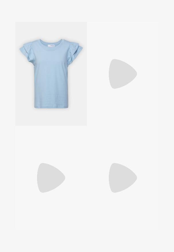 Selected SLFCAMILA RUFFLE TEE - T-shirt basic - sky blue; Lichtblauwe denim rok met een elastische tailleband en een rij van zes knopen aan de voorkant. Knie-lang met een losse, vloeiende stijl.; Lichtblauwe sandaal met bandjes, vierkante teen, lage hak, verstelbare enkelband en een gladde, glanzende afwerking. Kruisende bandjes op de voetbed.; Een paar rechthoekige zonnebrillen met lichtblauwe doorzichtige monturen en donkergrijze glazen, met rechte pootjes en minimale hardwaredetails.