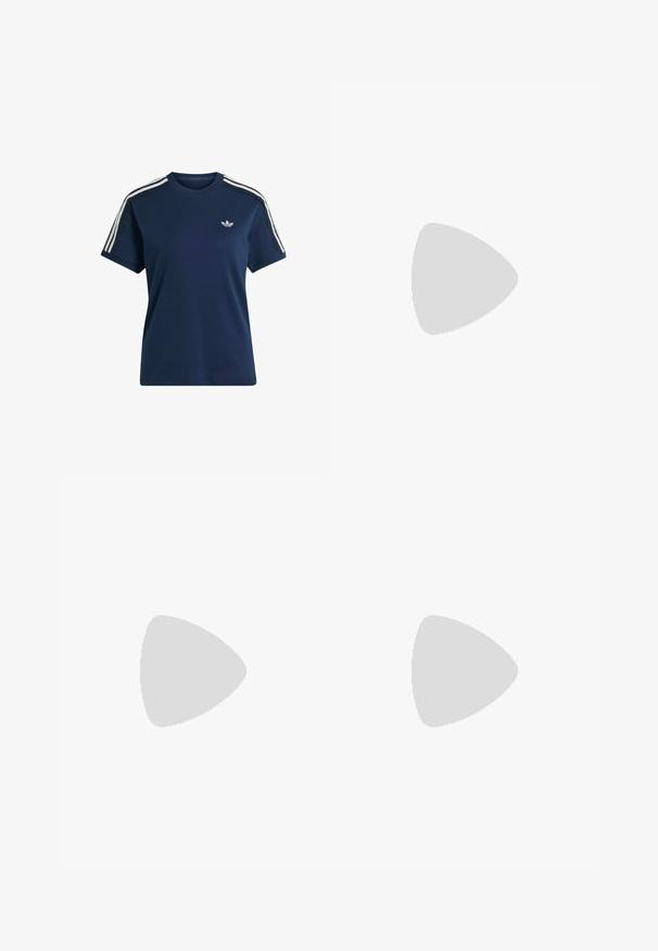 Navyblauw Adidas T-shirt met korte mouwen, witte drie-strepen details op de schouders en een klein logo op de linkerborst.; Marine blauwe sportbroeken met een elastische tailleband, rechte pijpen en zijritsen. Heeft witte piping langs de zijkanten. Soepele stofstructuur.; Zwarte rubberen regenlaars met een ronde neus, textuurzool en verstelbaar riempje. Gladde oppervlakte met een matte afwerking.; Heldere plastic vierkante monturen met doorzichtige glazen, gekenmerkt door gouden accenten op de slapen voor extra detail.