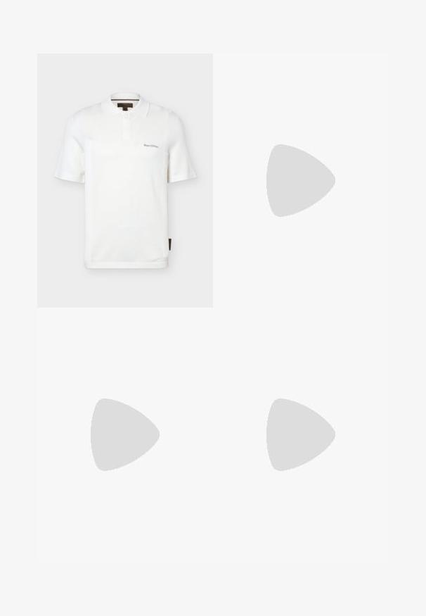 Polo blanc à manches courtes avec deux boutons et le logo "Marc O’Polo" brodé sur la poitrine gauche.; Jean bleu foncé en denim, avec une coupe droite, style cinq poches et des coutures apparentes le long des coutures.; Mocassins en cuir marron avec une semelle en caoutchouc texturée et striée. Présente un design épuré et une sangle décorative sur le cou-de-pied.; Ceinture en daim marron roulée avec une boucle rectangulaire en métal argenté sur un fond clair uni.
