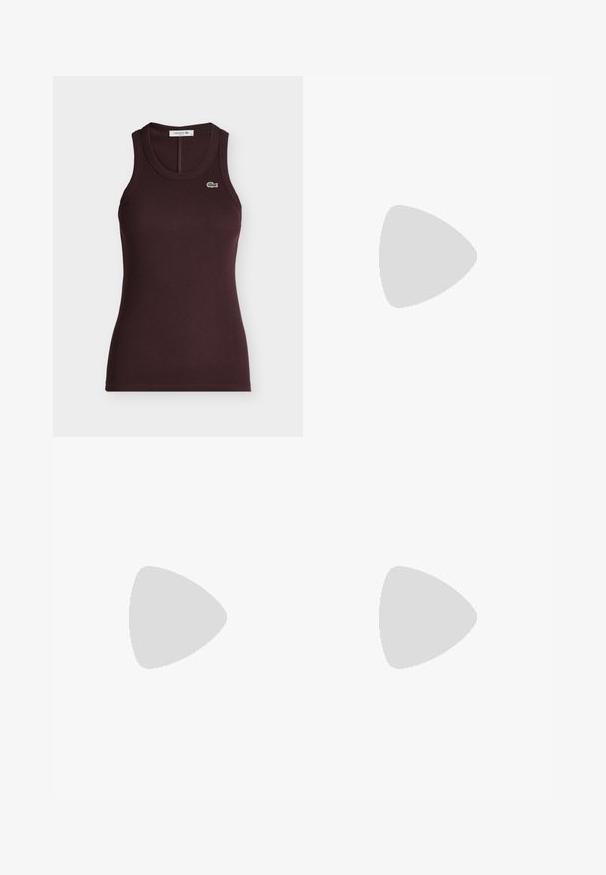 Débardeur côtelé marron foncé sans manches avec un col rond et un petit logo crocodile vert sur la poitrine gauche.; Femme aux cheveux blonds raides portant un pull bleu marine, un pantalon large beige, des chaussures beiges, des bijoux en or, et tenant un sac à main blanc avec une main dans la poche.; Chaussure plate beige à bout pointu avec bride arrière, petit talon noir et finition en cuir lisse, vue de côté sur un fond uni.; Sac à main en cuir beige en forme de croissant avec une seule bandoulière et des coutures minimalistes, posé sur un fond blanc uni.