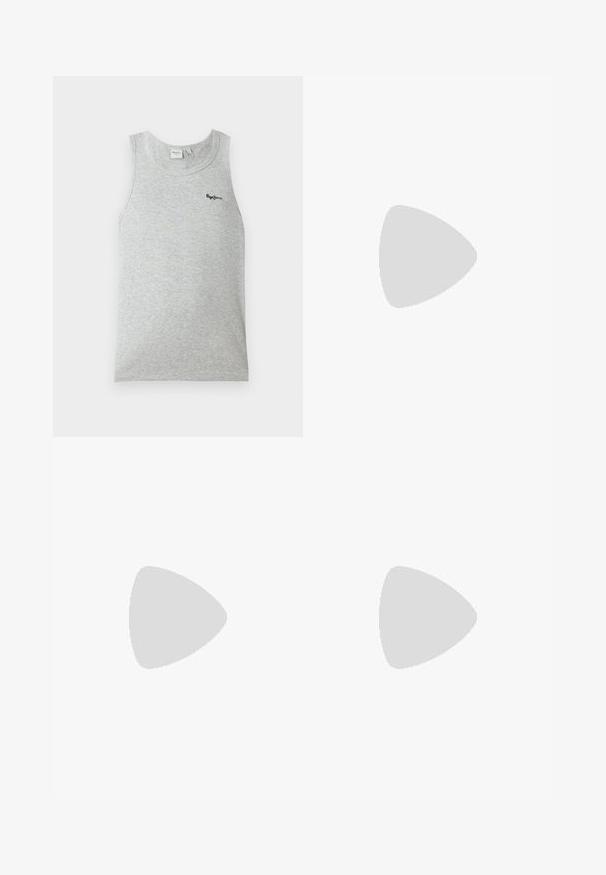 Lichtgrijs mouwloos geribd tanktopje met ronde hals en klein zwart "Pepe Jeans"-logo links boven op de borst.; ONLY ONLWAUW MID WAIST - Slim fit jeans - medium blue denim; Witte leren sneaker met een gladde textuur, voorzien van een beige 'V' logo, ronde neus, vetersluiting en een zool van gumrubber.; Zwarte leren riem met een zilveren metalen gesp, een drukknop voor aanpassing en reliëfdetails op het leer. Overal een gladde textuur.