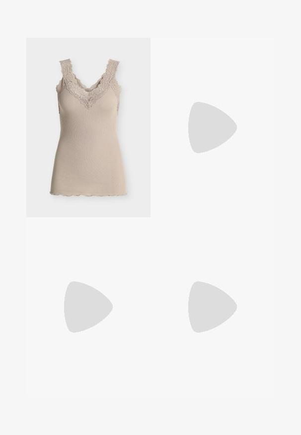 Débardeur beige côtelé avec larges bretelles en dentelle et bordure en dentelle le long du décolleté en V et des bretelles, sur un fond uni.; Jean large en denim bleu clair avec taille haute, design traditionnel à cinq poches, coutures visibles et finition à bord brut.; Jambes portant des leggings côtelés foncés associés à des ballerines noires avec de petits détails en nœud sur fond blanc.; Petit sac à main noir brillant avec deux longues anses et des détails à cordon sur les côtés sur un fond clair uni.
