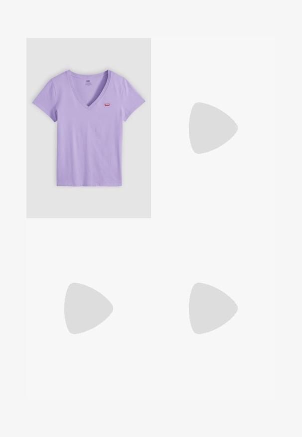 Lila T-shirt met korte mouwen en V-hals met een kleine rode Levi's-logo patch op de linkerbovenkant, weergegeven op een witte achtergrond.; Zwarte high-waisted straight-leg jeans met vijf zakken en koperen klinknagels, plat gelegd op een lichtgrijze achtergrond.; Zwarte hoge hakken met een gestructureerde zool, voorzien van twee zilveren gespen, gele stiksels en een lus aan de achterkant voor gemakkelijk aan- en uittrekken.; Zwarte rechthoekige bril met heldere lenzen, voorzien van afgeronde randen en zijaccenten, met een glanzende afwerking van het montuur en de pootjes.
