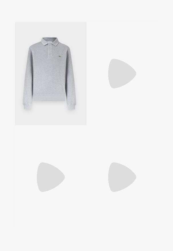 Polo à manches longues gris clair avec poignets côtelés, trois boutons au col et un petit logo crocodile vert sur la poitrine gauche.; Pantalon beige clair à taille élastique avec poignets froncés, coupe droite et tissu lisse, présenté sur un fond clair uni.; Baskets synthétiques beiges à bout rond, semelle en caoutchouc blanche, et design à lacets. Dotées d'un logo Lacoste vert sur le côté et d'un accent de talon contrastant.; Sac messager Lacoste bleu marine avec bandoulière réglable et écusson logo sur le rabat avant, sur un fond clair uni.