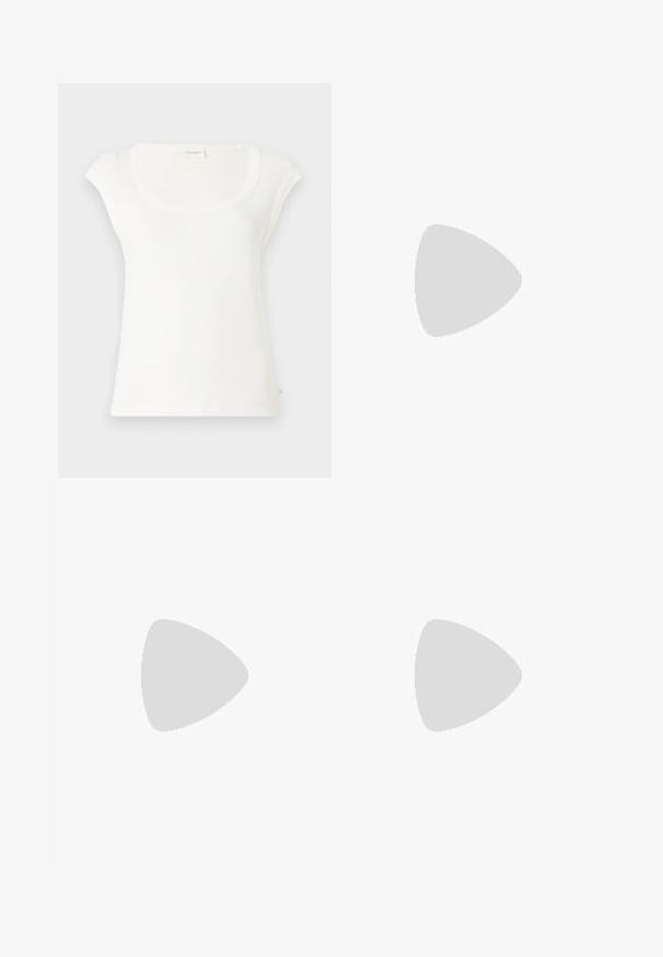 Hvid kortærmet t-shirt lavet af blød bomuld. Har en rund halsudskæring og en afslappet pasform. Etiketter hængende på bagsiden.; Lys blå brede ben jeans lavet af denim, med et klassisk fem-lomme design og en knaplukning. Glat tekstur, slidte kanter.; Sort læderballetsko med rund tå, glat tekstur, minimal syning og et fleksibelt såldesign.; Beige læder crossbody-taske med justerbar rem og guldfarvet lås formet som en ræv på frontklappen.