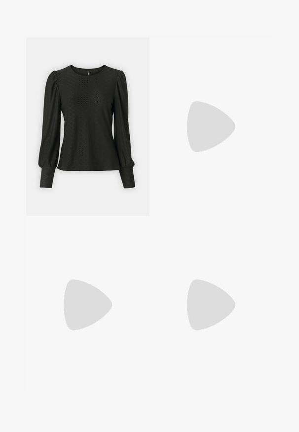 Sort langærmet top med et struktureret mønster med diamantformer og en rund halsudskæring. Puffærmer og tætsiddende manchetter giver volumen.; Sorte lige ben jeans med front- og baglommer, bæltestropper og knaplukning i taljen.; Sort laklæder spids tå slingback sko med lav hæl og to justerbare spænder, vist i sideprofil.; Sort læderhåndtaske med en rundet form, dekoreret med sølvnitter, og et kort håndtag. Glat tekstur og lynlåslukning.