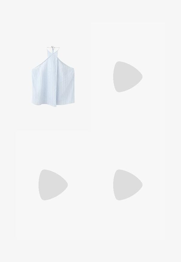 Haut sans manches bleu clair à fines rayures blanches verticales avec fermeture par nouage au niveau du cou.; Pantalon en lin blanc à jambes larges avec taille élastique et cordon de serrage, doté de poches latérales et d'une fente à l'avant.; Tongs marron en caoutchouc avec semelle texturée et fines lanières en forme de Y sur fond blanc uni.; Sac en filet couleur crème avec un design tissé texturé et des anses dorées brillantes. Une étiquette en cuir avec le logo de la marque est attachée en haut.