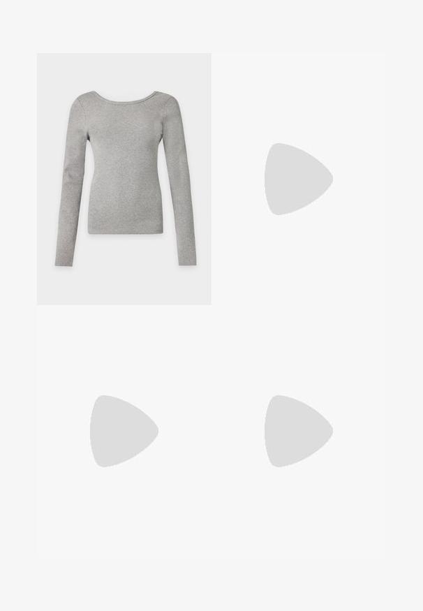 Pull en maille côtelée à manches longues, col rond, de couleur gris clair, avec une silhouette cintrée et des épaules sans coutures.; Jean denim gris à jambe large et taille haute avec poches avant, passants pour ceinture, fermeture à bouton et détails de couture visibles.; Pompe à talons hauts en suède noir avec un bout pointu, dotée d'un talon bloc noir brillant et d'une doublure intérieure lisse.; Sac à épaule en cuir verni noir avec détail de boucle argentée et bandoulière en chaîne argentée, présenté sur un fond uni clair.
