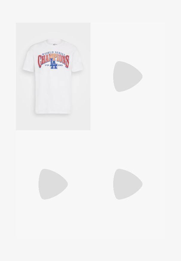 '47 LOS ANGELES DODGERS BACKER ECHO TEE - T-Shirt print - white wash; Hellblaue Jeans mit geradem Bein, Frontknopf- und Reißverschluss, Gürtelschlaufen und normalen Vordertaschen.; Weiße Ledersneaker mit perforierter Zehenbox, flachen Schnürsenkeln, gepolstertem Kragen und dem Jordan-Logo auf der Zunge. Getragen mit grauen Jogginghosen.; Silberne Kettenhalskette mit ineinandergreifenden Gliedern, glatter Textur und einheitlicher rechteckiger Form. Sicherer Verschluss.
