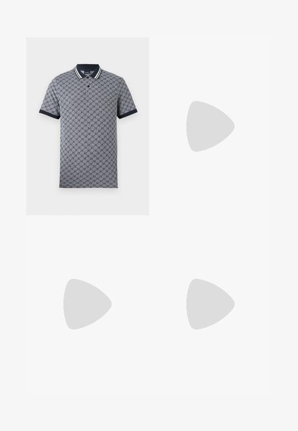 Grijs poloshirt met donker geometrisch patroon, zwarte kraag en mouwranden, knoopsluiting met twee knopen, merkembleem aan de binnenkant van de kraag.; Marineblauwe broek van gladde stof, met plooien, een ritssluiting en knoopsluiting, zijzakken en een taps toelopend ontwerp.; Zwarte leren herenslipper met moc-toe ontwerp, pennestrook en lage hak op een neutrale achtergrond.; Michael Kors BIG BEND - Zonnebril - olive tortoise