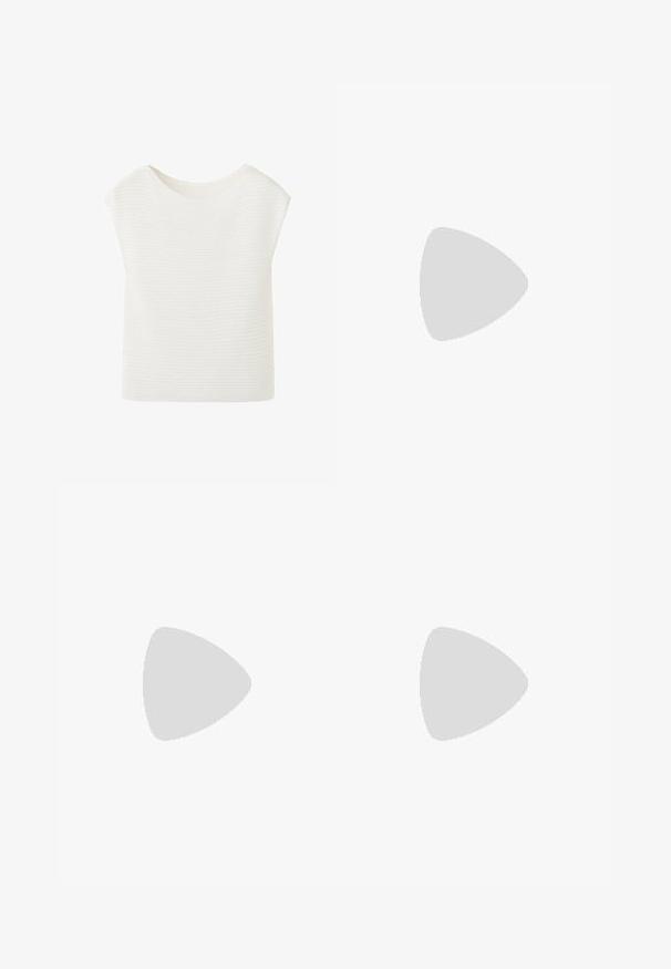 Haut blanc en maille sans manches avec un col arrondi et une texture subtile à côtes horizontales.; Jean blanc évasé à taille haute avec bouton frontal, passants pour ceinture et design à cinq poches sur fond uni.; Sandale à glissière marron à double bride avec boucles dorées flottant au-dessus d'un tapis beige texturé, près d'une table basse en bois et d'un canapé clair.; Grand sac cabas en cuir marron foncé avec deux longues anses, design simple, texture lisse et sans logo ou ornement visible.