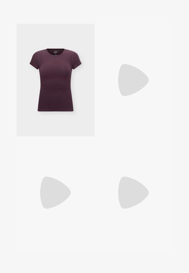 Donkerpaarse getailleerde T-shirt met korte mouwen, ronde hals en klein geborduurd GAP-logo in het midden van de borst.; Donkerblauwe denim jeans met wijde pijpen, voorzakken, riemlussen en zichtbare oranje stiksel op een lichte achtergrond.; Knielange, donkerbruine leren laars met een spitse neus, hoekige blokhak en een gladde, glanzende textuur. Heeft een strak ontwerp en stikdetails.; Zachte bruine suède schoudertas met een enkele riem en zilverkleurige metalen accenten op een effen lichte achtergrond.