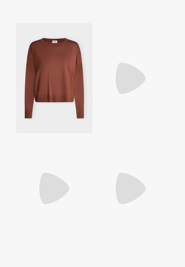 Pull marron à manches longues avec col rond, poignets et ourlet côtelés, présenté sur un fond clair uni.; Jean denim bleu clair à jambes droites avec poches avant, passants pour ceinture, fermeture par bouton, et légère décoloration sur les cuisses et les genoux.; Ballerines en cuir verni bordeaux de type Mary Jane avec un bout pointu, un talon plat et une sangle décorative avec une boucle circulaire.; Sac à main en daim beige de forme incurvée, orné de clous dorés, argentés et transparents sur un côté. Bandoulière réglable incluse.