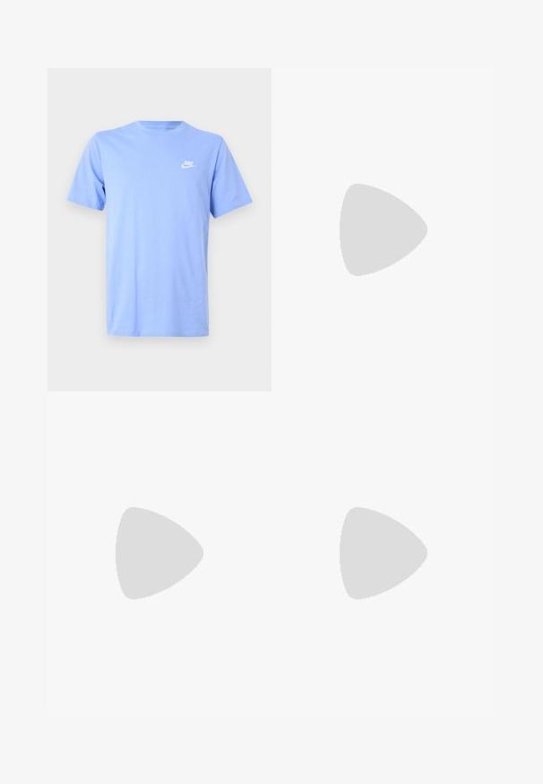 Camiseta de algodón azul claro con mangas cortas, cuello redondo y un pequeño logo blanco de Nike en el pecho izquierdo. Textura suave, diseño casual.; Pantalones de chándal grises hechos de una tela suave con una cintura elástica, piernas ajustadas, paneles laterales y un parche de logo circular.; Zapatilla blanca de piel con superficies texturizadas, cuello acolchado y amortiguación de aire visible en la suela. Presenta cordones y un diseño minimalista.; Bolsa de hombro de tela negra con exterior texturizado, correa ajustable y cierre de cordón. Presenta costuras llamativas y una etiqueta lateral.