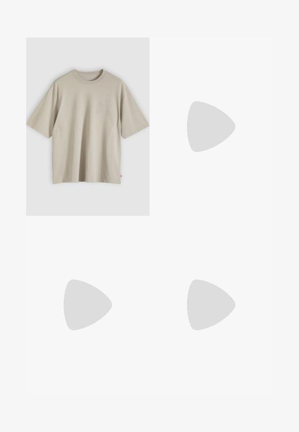Beige oversized katoenen T-shirt met korte mouwen, ronde hals en subtiel reliëflogo op de borst, getoond tegen een neutrale achtergrond.; Zwarte recht gesneden denim jeans met vijf zakken, knoopsluiting en riemlussen, plat gelegd op een witte achtergrond.; Tan suède enkellaars met een ronde neus, gele veters, bruin leren accenten en een rubberen zool met een profiel.; Bruine leren riem met een zilverkleurige metalen gesp, voorzien van een rechthoekige vorm en meerdere gaten voor maatverstelling.