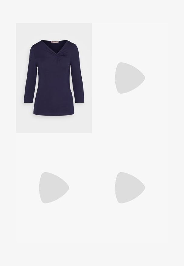 Anna Field Camiseta de manga larga - dark blue; Pantalones vaqueros de pierna ancha fabricados en denim azul oscuro. Presentan una cintura alta, diseño de cinco bolsillos y costuras sutiles en las costuras.; Botín negro de tobillo hecho de material brillante, con punta cuadrada y tacón cónico, contra un fondo plateado brillante con almohadillado.; Bolso de mano de cuero negro con forma triangular, tapa en ángulo y un asa superior redondeada. Presenta una textura suave y detalles de diseño minimalistas.