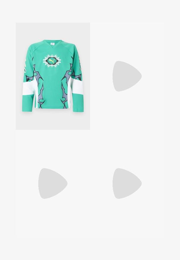Groen sportshirt met lange mouwen, versierd met zwarte en witte abstracte patronen en een centraal geel Puma-logo binnen een zwart-wit gestoken ovaal.; Blauwe denim jeans met een rechte pijp. Licht vervaagde gebieden, klassiek vijf-pocket ontwerp en een enkele metalen knoopsluiting bij de taille.; Zwarte leren instapper met een glanzende afwerking, een ronde neus, subtiele stiksels en een dikke rubberen zool voor duurzaamheid.; Zwarte leren crossbodytas met een gladde textuur, voorzien van een voorvak met ritssluiting, verstelbare riem en een strak vierkant ontwerp.