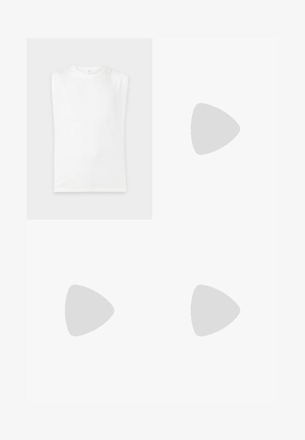 T-shirt blanc uni sans manches avec épaules rembourrées et col rond, présenté sur un fond gris clair.; Short de bain marron avec imprimé floral tropical blanc et taille ajustable avec cordon.; Sandale en cuir noir flottant au-dessus d’un banc en bois avec un feuillage vert en arrière-plan flou.; Lunettes de soleil carrées écaille de tortue avec verres marron et fines accents en métal doré, présentées sur une surface blanche.