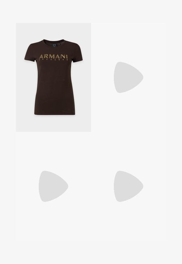 Donkerbruine korte mouwen T-shirt met geel omlijnde tekst "ARMANI EXCHANGE" over de borst en een ronde hals.; Lichtblauwe denim wijdte jeans met een hoge taille, voorzien van een ritssluiting aan de voorkant, knoopsluiting en een klassieke vijfzakkenontwerp.; Zwarte chelsea laarzen van glad leer met elastische zijpanelen, een dikke, geribbelde rubberen zool en een aantrekbandje aan de achterkant.; Bruine leren schoudertas in halvemaanvorm met verstelbare riem en kleine zilveren logotekst onderaan in het midden.