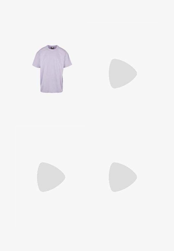 Lavendelfarvet bomulds T-shirt med korte ærmer, rund hals og afslappet pasform. Har et enkelt design, glat tekstur og ensfarvet.; Lysegrå cargobukser lavet af bomuld med to sidelommer, to cargolommer, lige ben og lynlås.; Grøn gummi klipklap med justerbar rem og ventilationshuller. Glat tekstur, rundt tåparti og hævet sål for komfort.; Hvid perlekæde med ensartet rund form, glat overflade og metalspænde med forlængerkæde for justerbar længde.