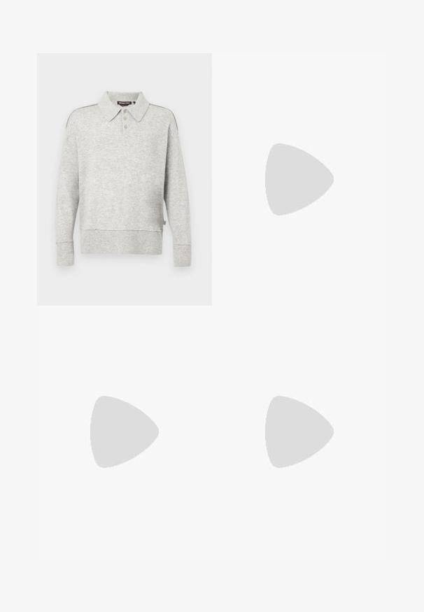 Hellgrauer Langarm-Polopullover mit knöpfbarer Knopfleiste, gerippten Bündchen und Saum sowie einer weichen, gestrickten Textur.; Schwarze Baumwollhosen mit geradem Bein, ausgestattet mit einem vorderen Knopfverschluss und seitlichen Taschen, glatte Textur, keine sichtbaren Muster.; Schwarze Lackledersneaker mit runder Zehenform, Schnürdesign, strukturiertem Gummisohle und glatter Oberfläche.; Schwarze, strukturierte Umhängetasche mit geprägtem geometrischem Muster und verstellbarem Tragegurt mit Markenlogo.