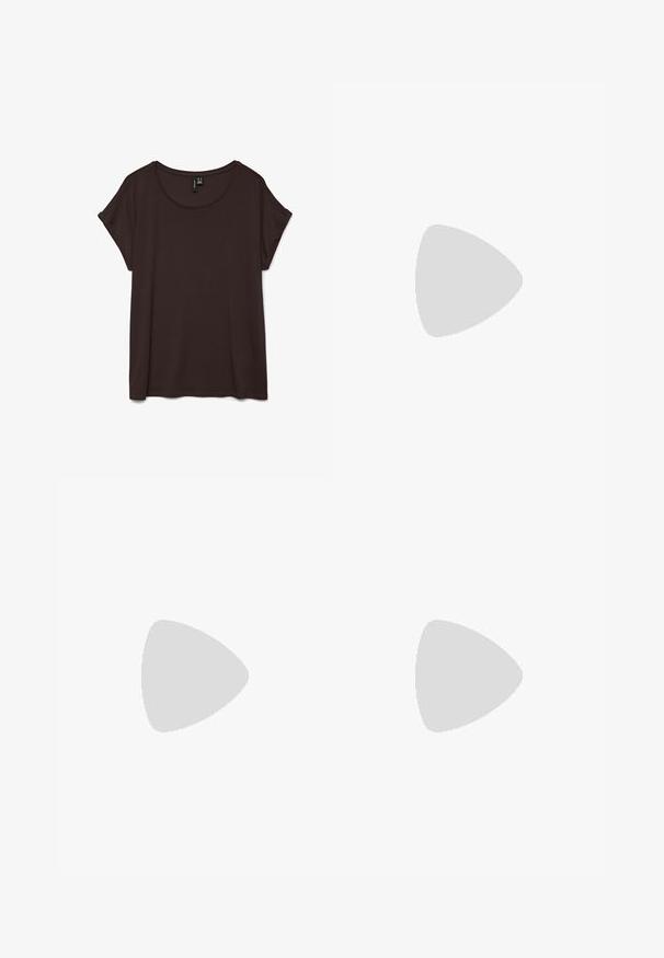 Dunkelbraunes, kurzärmliges T-Shirt mit rundem Ausschnitt und weichem Stoff. Verfügt über einen lockeren Schnitt und aufgerollte Ärmel für zusätzlichen Komfort.; Schwarze Shorts mit hoher Taille, elastischem Bund und vorderen Falten, aus leichtem Stoff gefertigt.; Schwarze Ledersandale mit schlankem Design, dünnen Riemen und einem kleinen Absatz. Verfügt über eine Schnallenakzent und eine glatt strukturierten Fußbett.; Schwarze Ledertasche mit glatter Textur, robusten Doppelgriffen und geräumigem Design. Verfügt über seitliche Schnürbindungen für eine verstellbare Form.