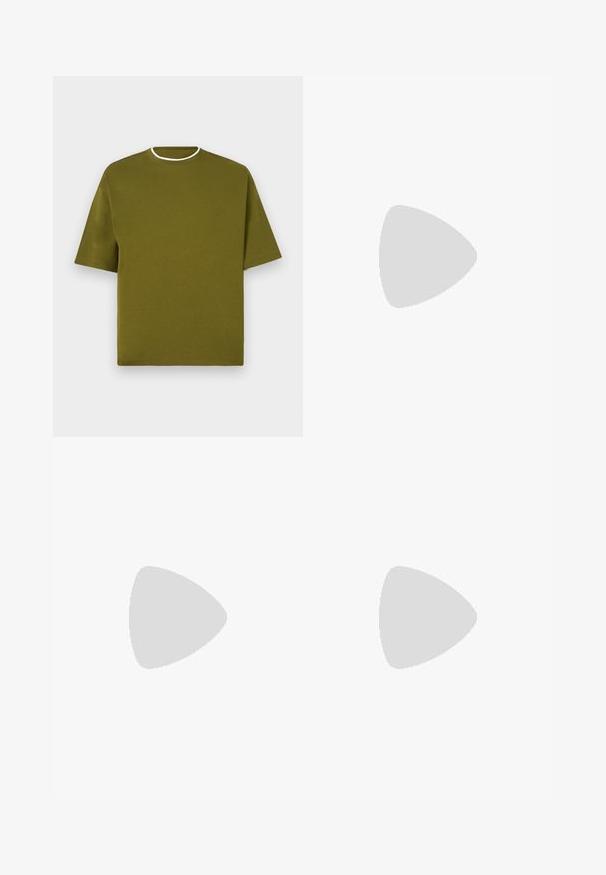 Olivgrünes Kurzarm-T-Shirt mit rundem Ausschnitt. Der Stoff wirkt glatt und hat eine lockere Passform. Mit einem kontrastierenden weißen Halsbündchen.; Hellblaue Jeans-Shorts mit lässiger Passform, fünf Taschen und Knopfverschluss. Abgeriebene Textur mit sichtbaren Nähten.; Schwarze Leder-Pantoletten mit niedrigem Absatz und dezentem Calvin Klein-Logo an der Seite, im Profil vor einem weißen Hintergrund dargestellt.; Schwarze Canvas-Shopper-Tasche mit zwei robusten Griffen. Mit weißem Text: "LES DEUX Sporting Goods" und "Inspiriert von der Gemeinschaft seit 2011."