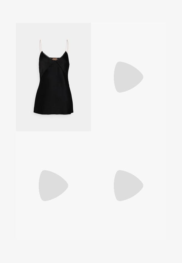 N°21 Top - nero; Zwarte flared jeans met een hoge taille, gemaakt van denim. Kenmerken zijn een knoopsluiting, een vijf-pocket ontwerp en een gladde textuur.; Zwarte teenslippers met een minimalistisch ontwerp, voorzien van dunne banden en een platte zool. Het materiaal lijkt op plastic met een gladde textuur.; Zilveren hoop oorbellen hebben een glad, rond ontwerp met een dun profiel en een veilige sluiting. Minimalistische stijl met een gepolijste afwerking.